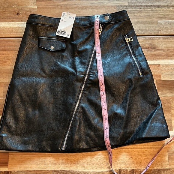 H&M‎ Faux Leather Moto Skirt Black Asymmetrical Zip Front Size 2 - Picture 2 of 7